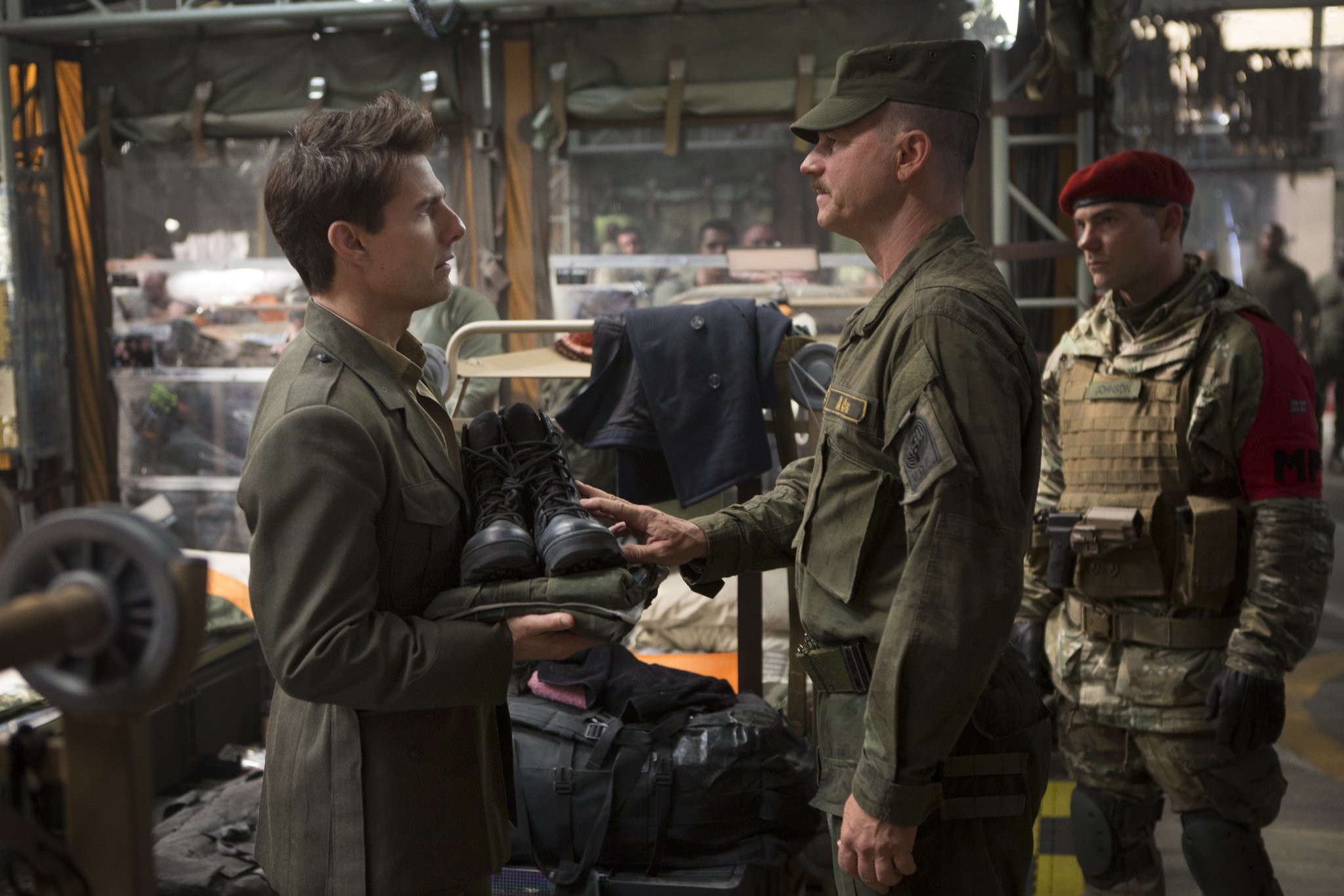 Tom Cruise and Bill Paxton in Грань будущего (2014)