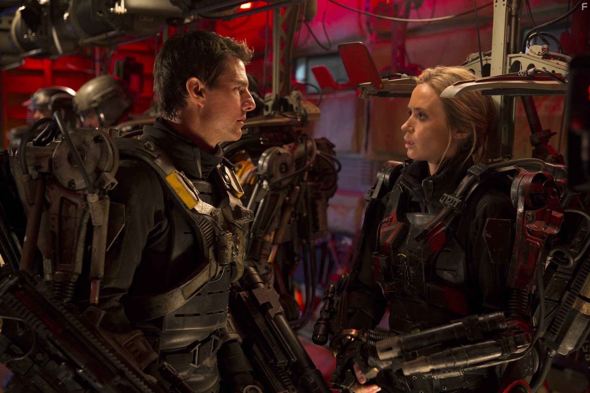 Tom Cruise and Emily Blunt in Грань будущего (2014)