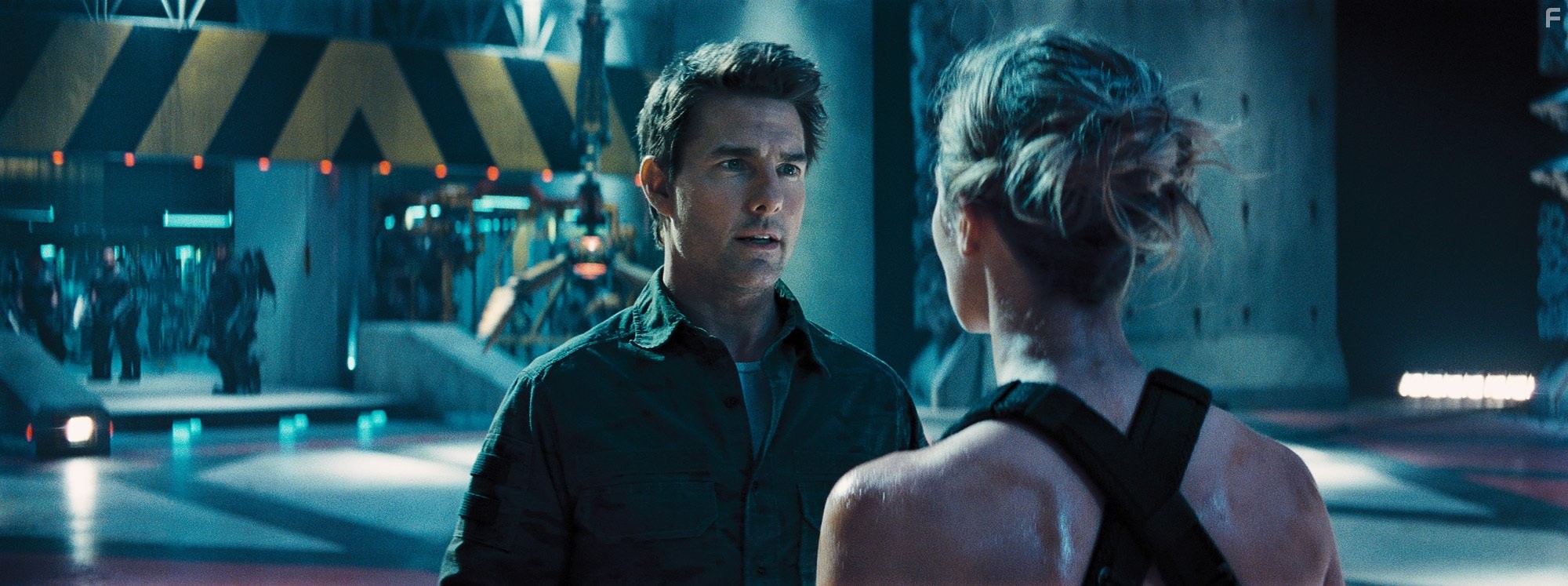 Tom Cruise and Emily Blunt in Грань будущего (2014)