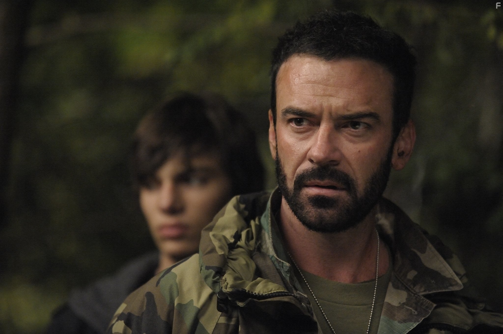 Alan Van Sprang and Devon Bostick in Bыживaние мертвецов (2009)