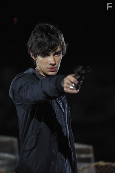 Devon Bostick in Bыживaние мертвецов (2009)