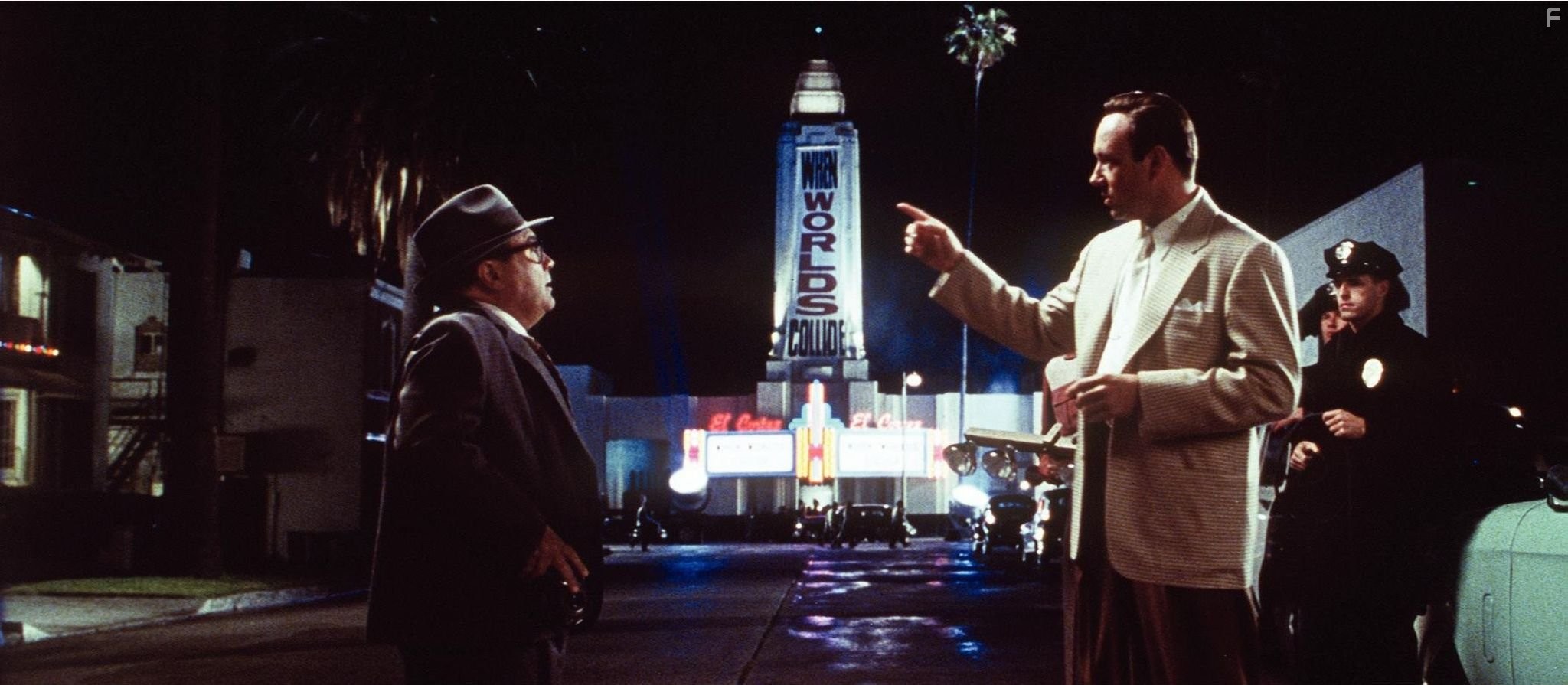 Kevin Spacey and Danny DeVito in Секреты Лос-Анджелеса (1997)