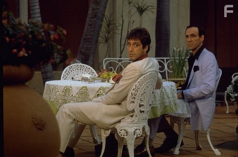 Al Pacino and F. Murray Abraham in Лицо со шрамом (1983)
