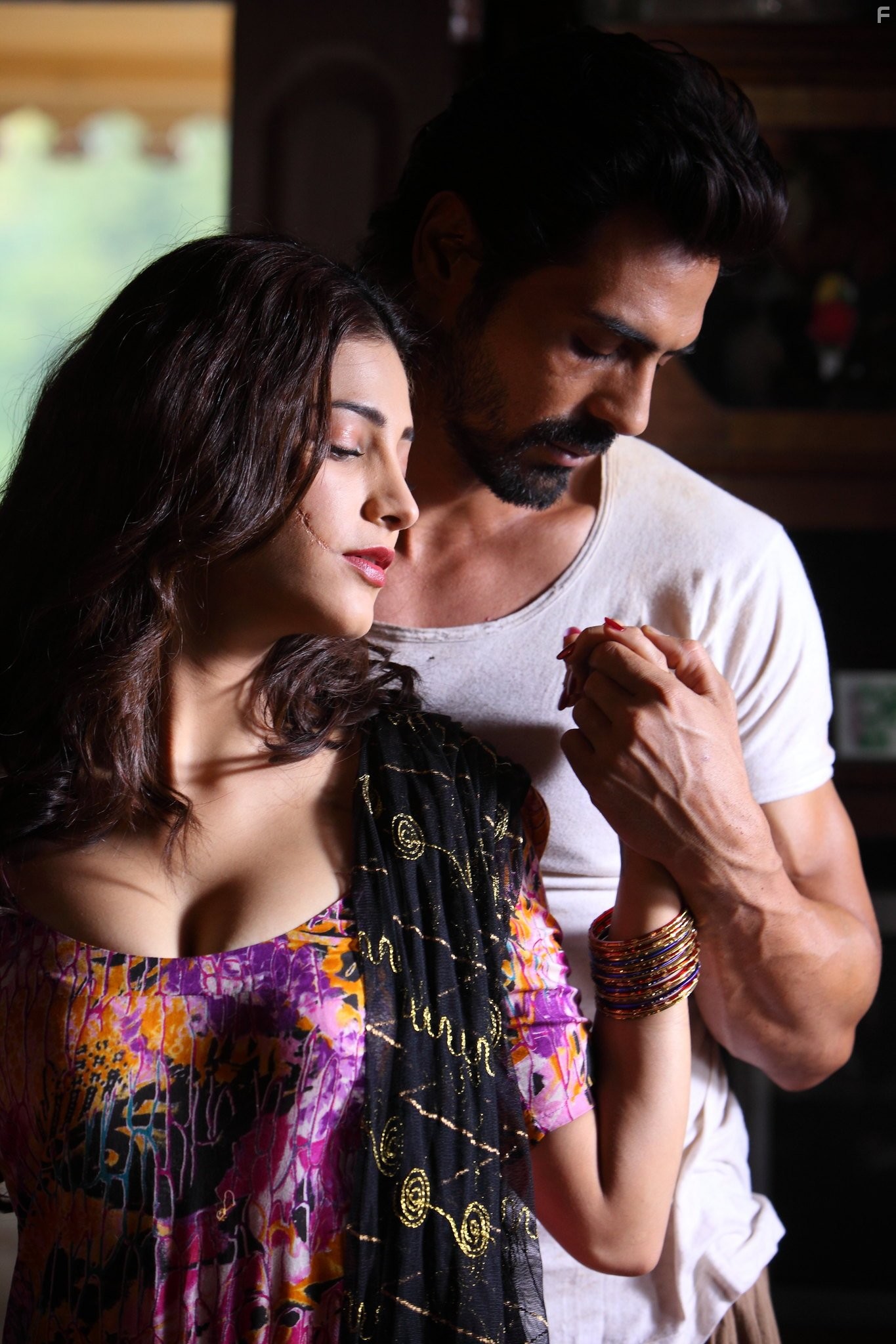 Arjun Rampal and Shruti Haasan in День Д (2013)
