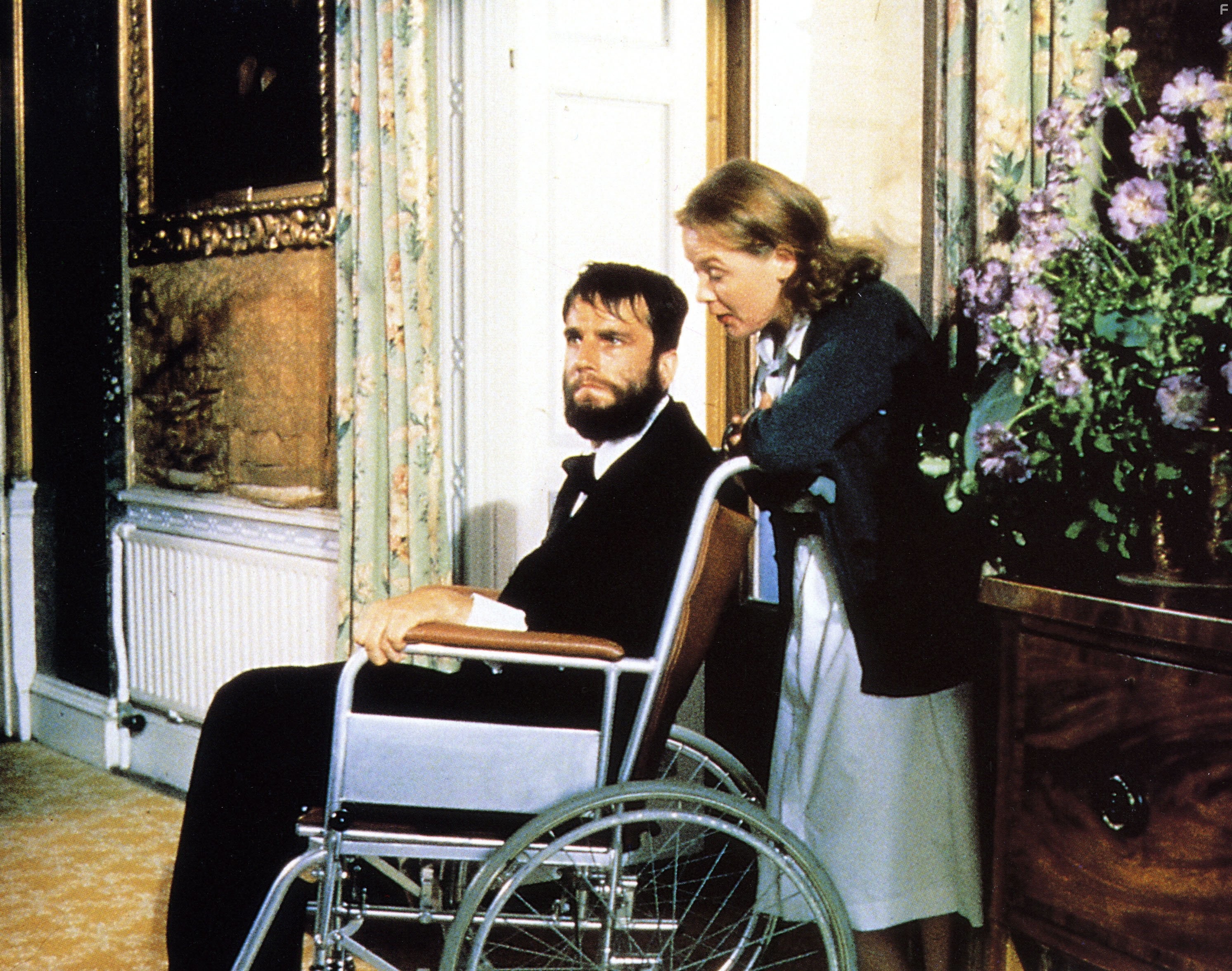 Daniel Day-Lewis and Brenda Fricker in Моя левая нога (1989)