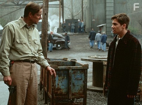 Chris Cooper and Jake Gyllenhaal in Октябрьское небо (1999)