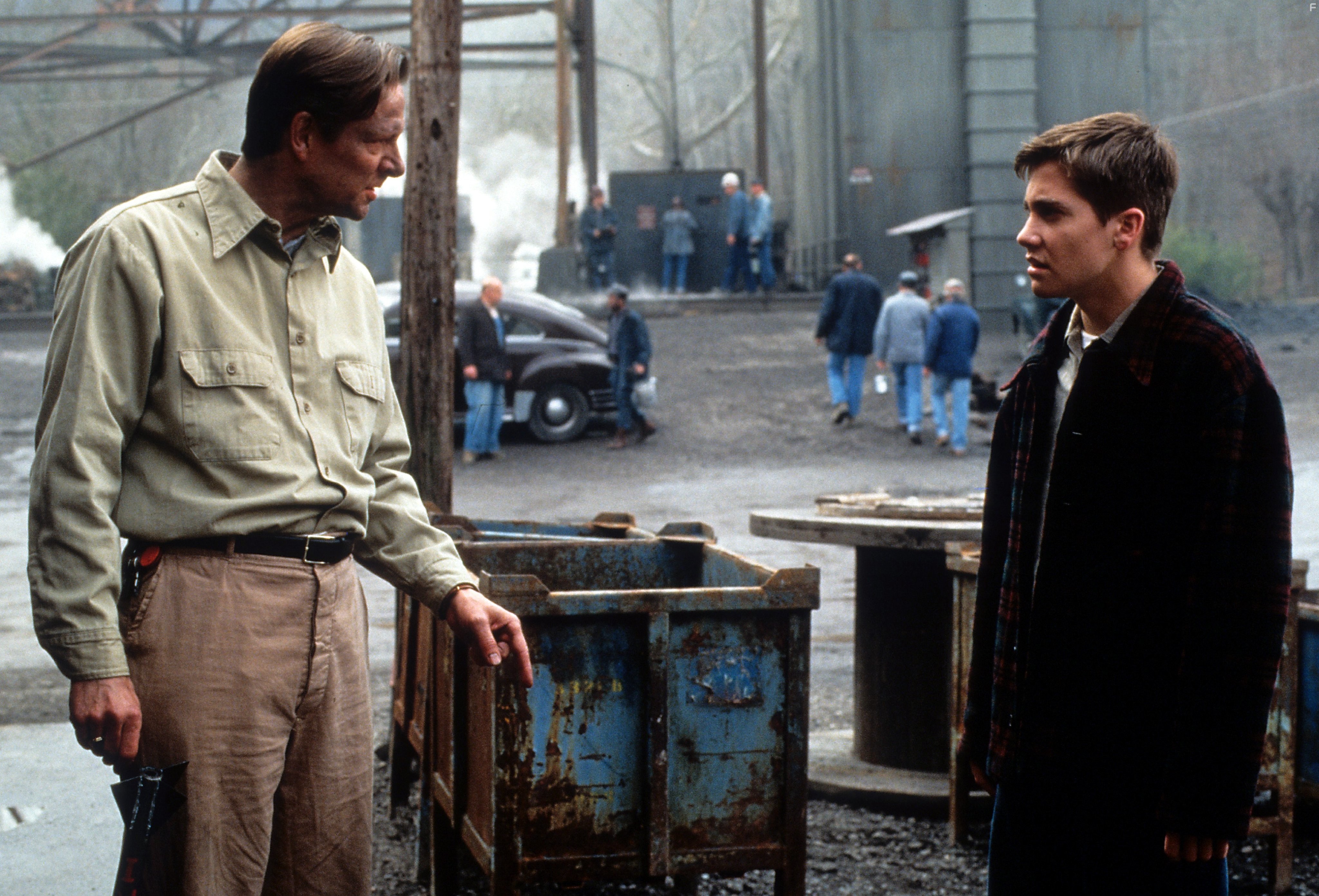 Chris Cooper and Jake Gyllenhaal in Октябрьское небо (1999)
