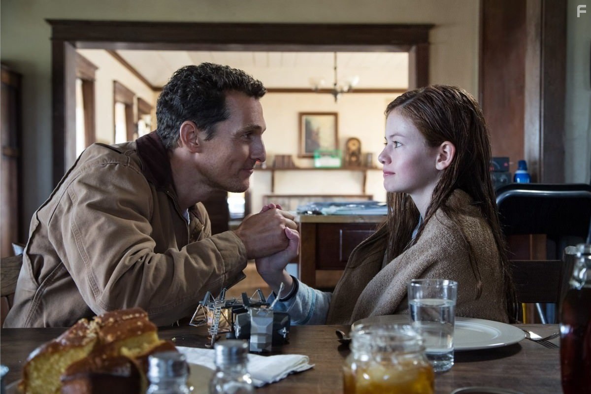 Matthew McConaughey and Mackenzie Foy in Интерстеллар (2014)