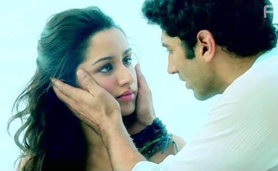 Aditya Roy Kapoor and Shraddha Kapoor in Жизнь во имя любви 2 (2013)