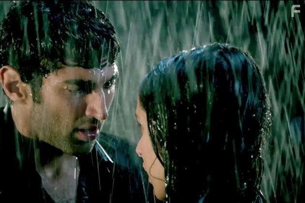 Aditya Roy Kapoor and Shraddha Kapoor in Жизнь во имя любви 2 (2013)