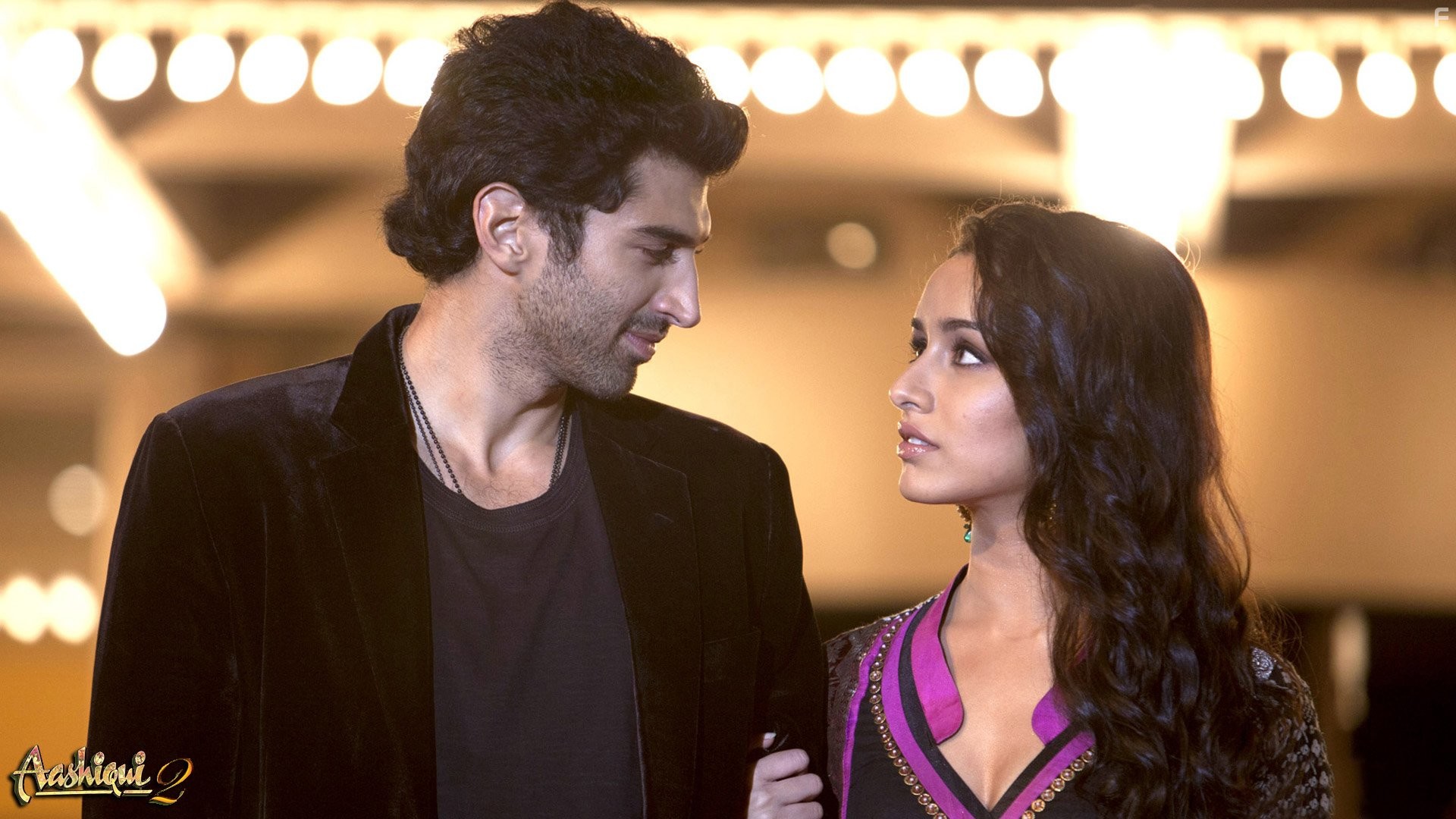 Aditya Roy Kapoor and Shraddha Kapoor in Жизнь во имя любви 2 (2013)