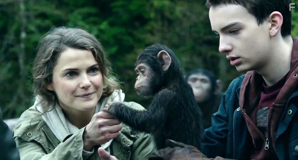 Keri Russell and Kodi Smit-McPhee in Планета обезьян: Революция (2014)