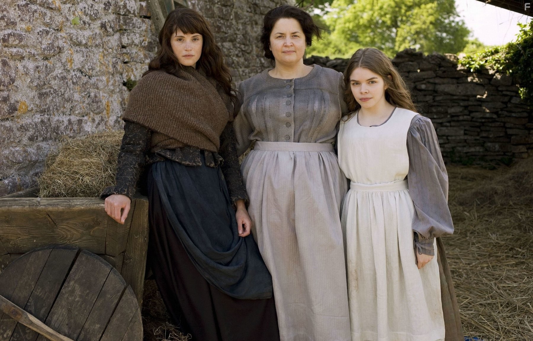 Ruth Jones, Jo Woodcock, and Gemma Arterton in Тэсс из рода Д'Эрбервиллей (2008)