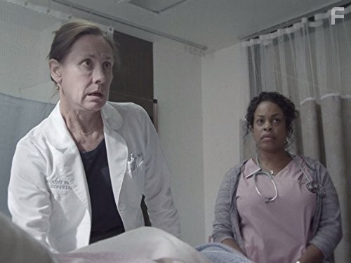 Laurie Metcalf and Niecy Nash in Старость - не радость (2013)