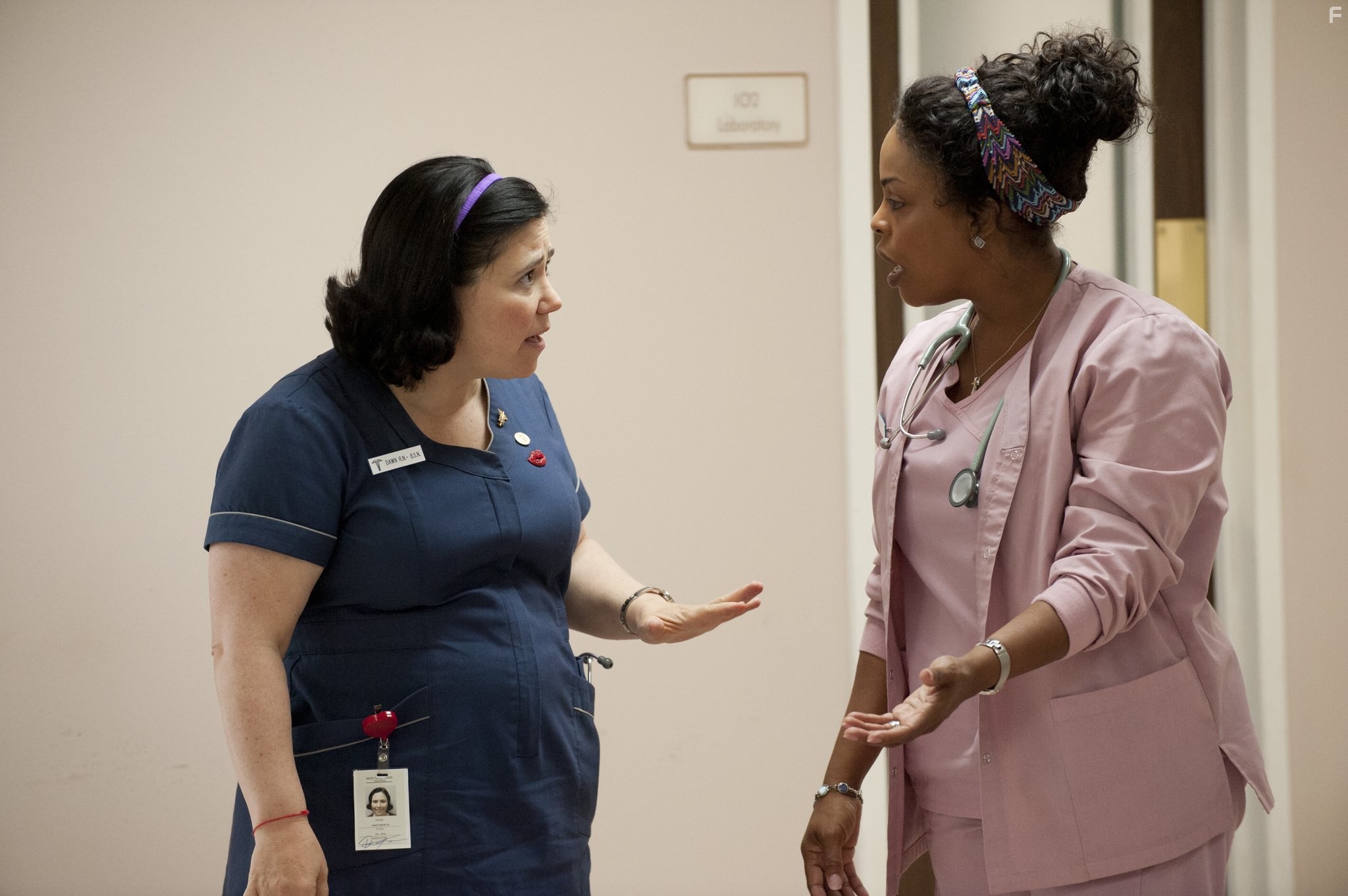 Alex Borstein and Niecy Nash in Старость - не радость (2013)