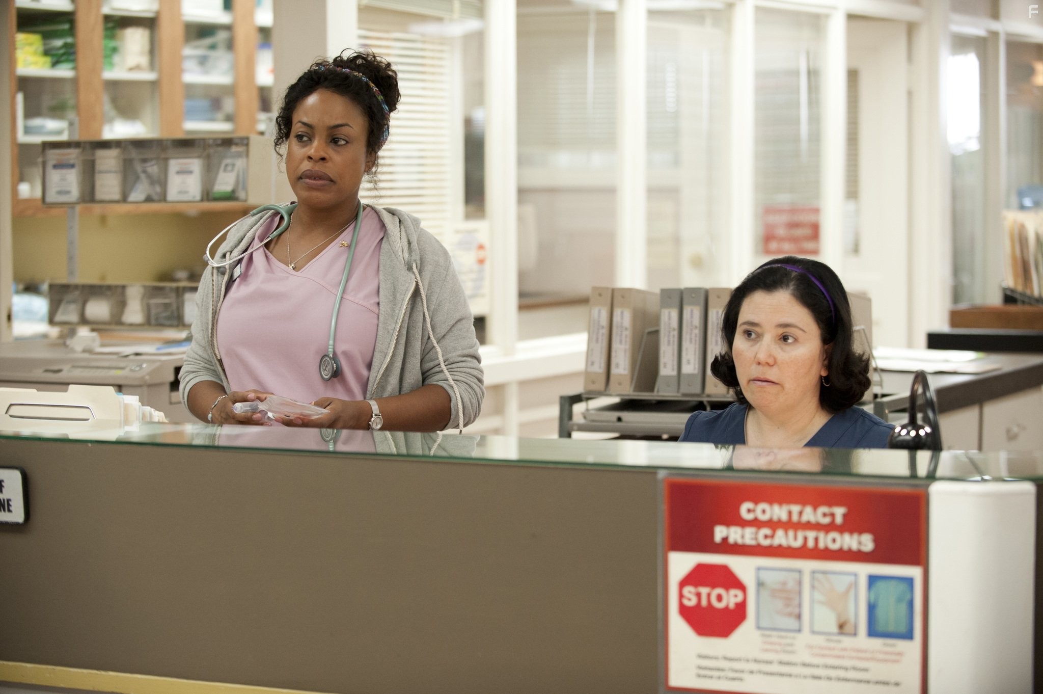 Alex Borstein and Niecy Nash in Старость - не радость (2013)