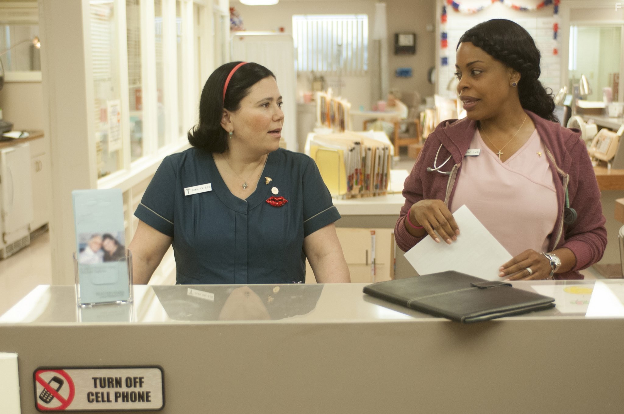 Alex Borstein and Niecy Nash in Старость - не радость (2013)