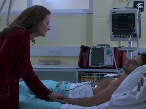 Clare Higgins and Aidan Turner in Быть человеком (2008)