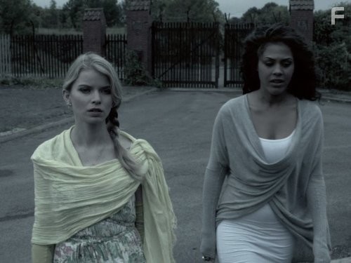 Lenora Crichlow and Gina Bramhill in Быть человеком (2008)