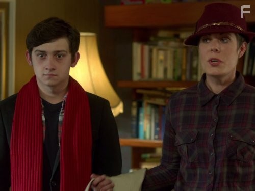 Selina Griffiths and Craig Roberts in Быть человеком (2008)