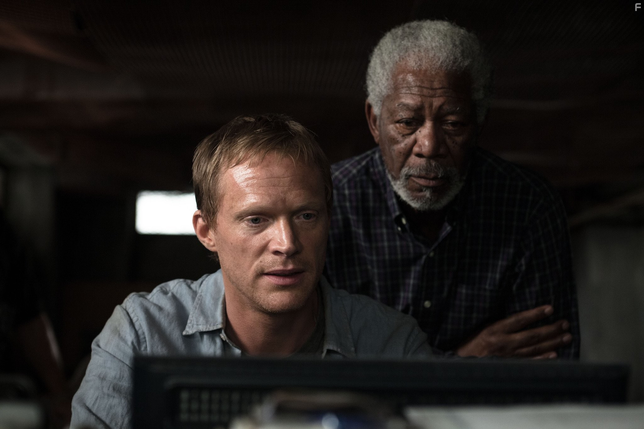 Morgan Freeman and Paul Bettany in Превосходство (2014)