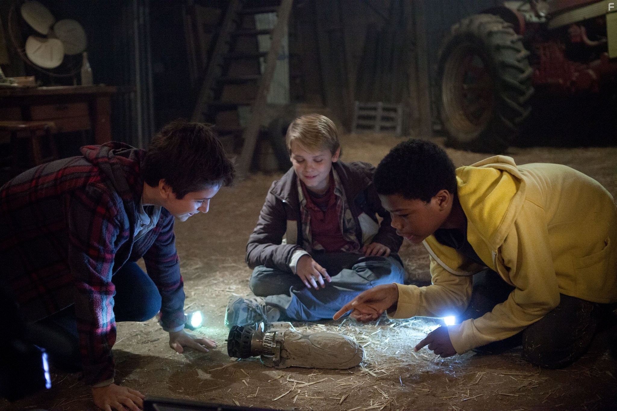 Reese Hartwig, Astro, and Teo Halm in Внеземное эхо (2014)