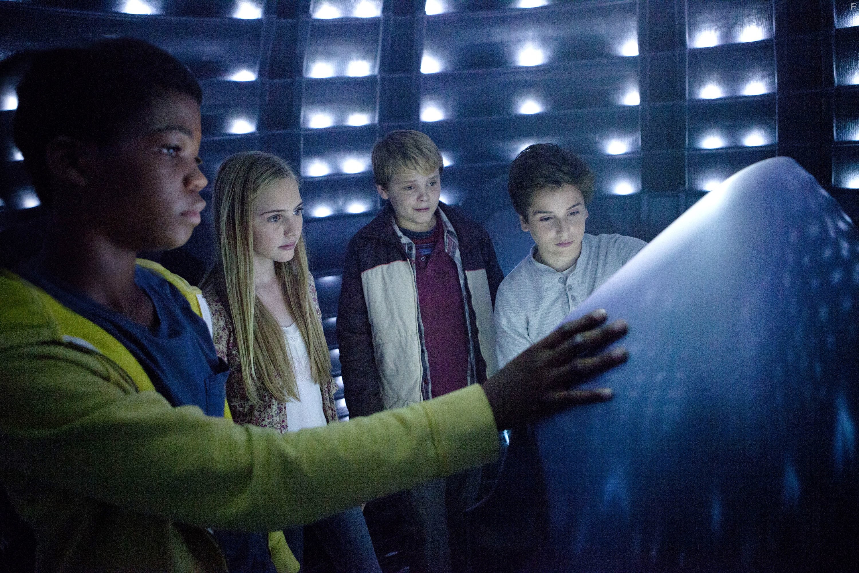 Reese Hartwig, Ella Wahlestedt, Astro, and Teo Halm in Внеземное эхо (2014)