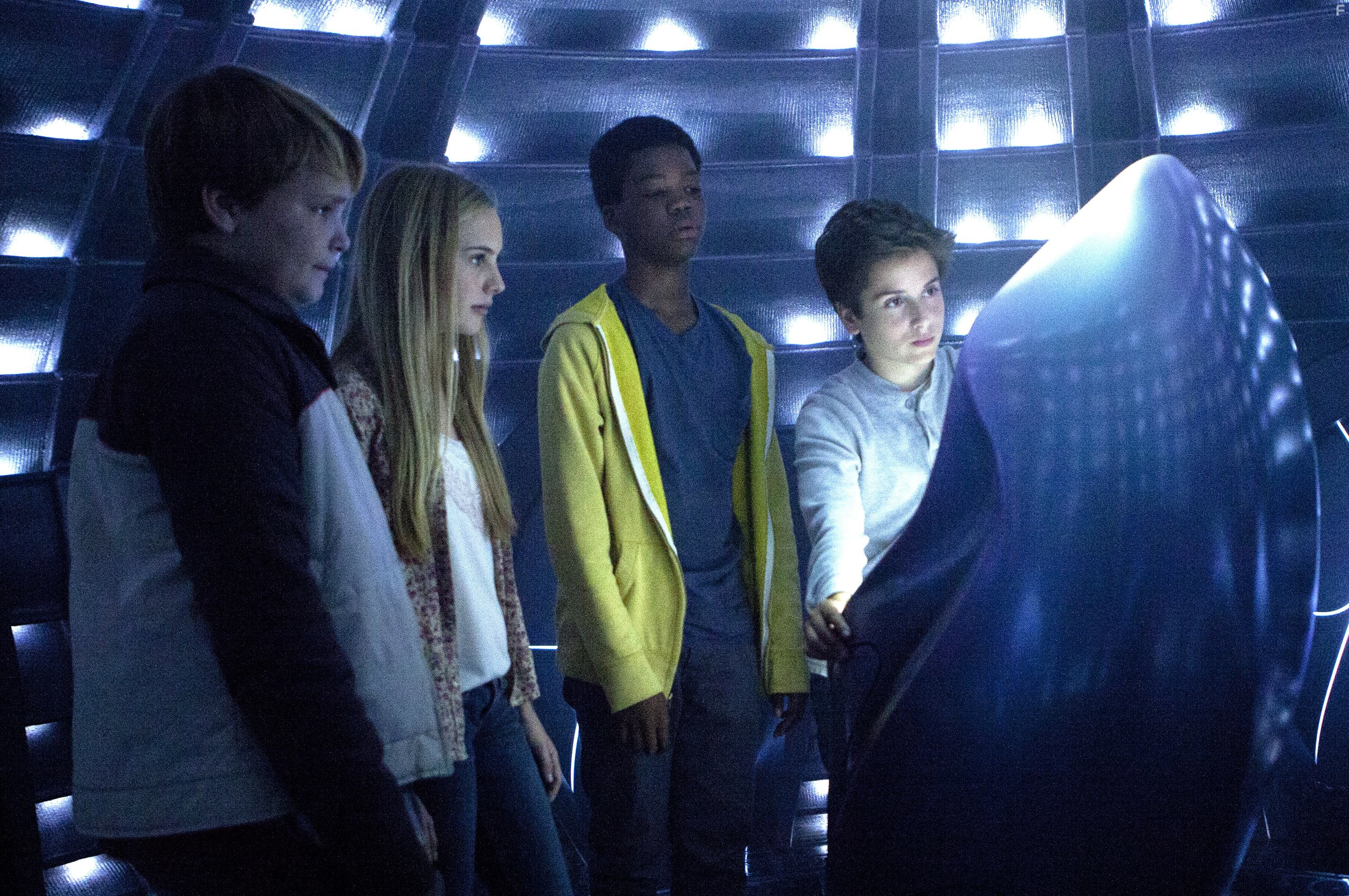 Reese Hartwig, Ella Wahlestedt, Astro, and Teo Halm in Внеземное эхо (2014)