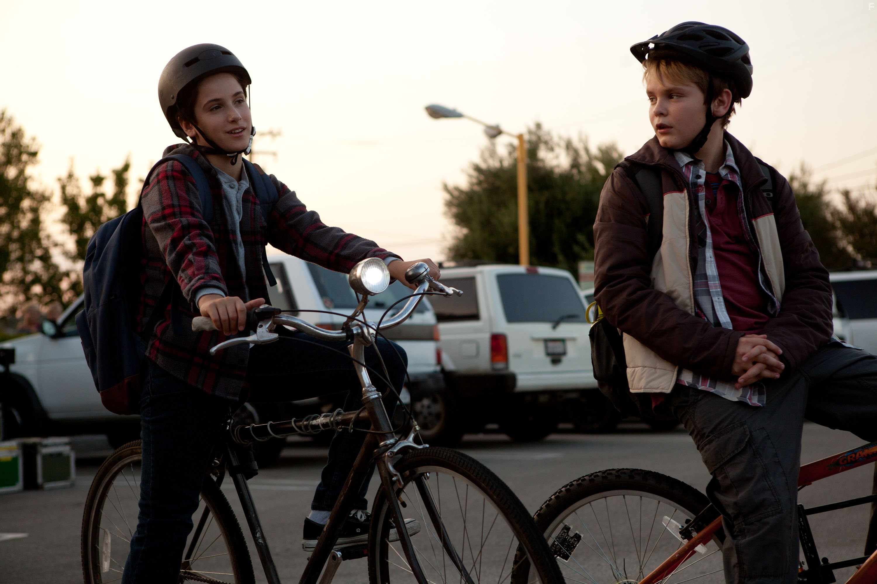 Reese Hartwig and Teo Halm in Внеземное эхо (2014)