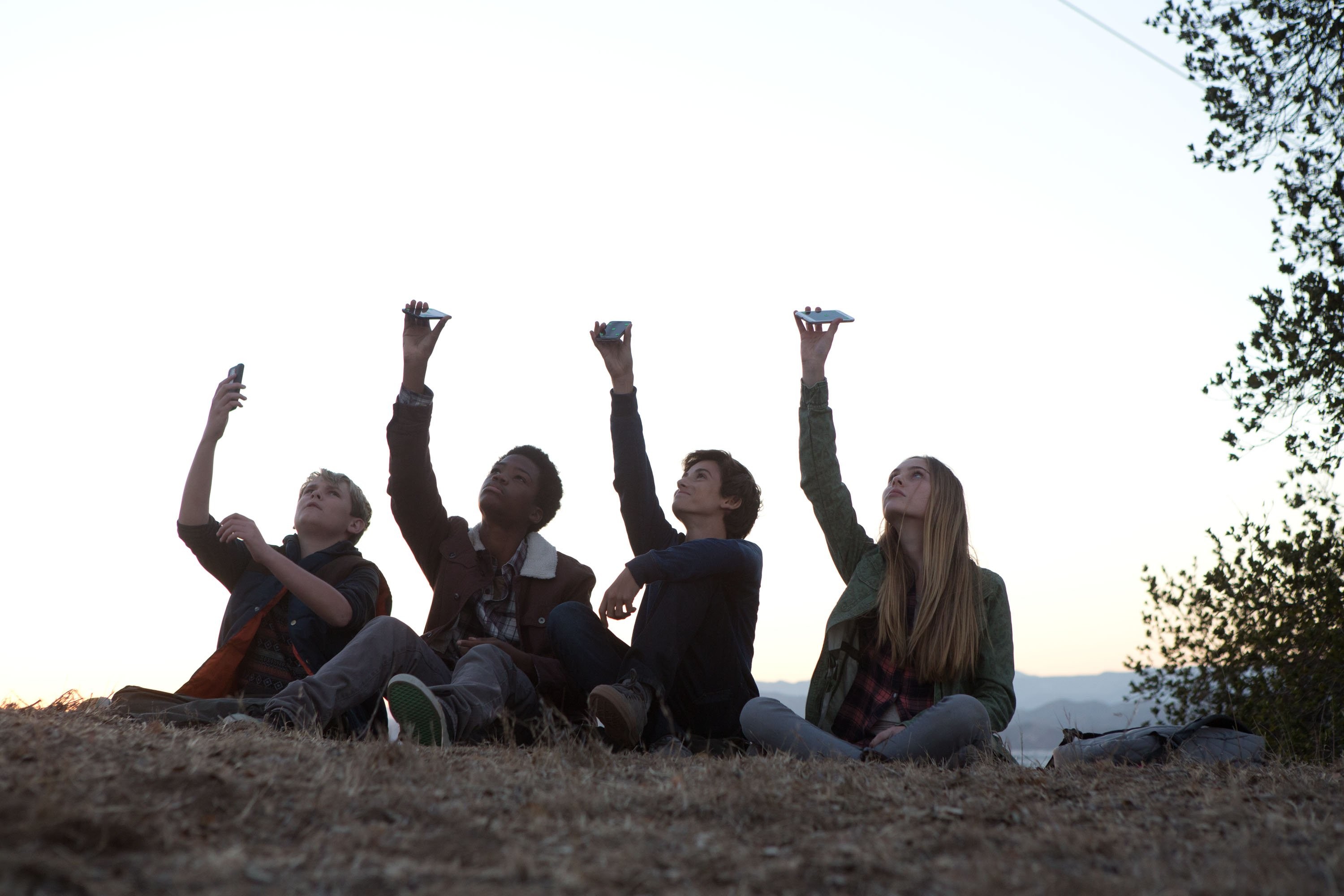 Reese Hartwig, Ella Wahlestedt, Astro, and Teo Halm in Внеземное эхо (2014)