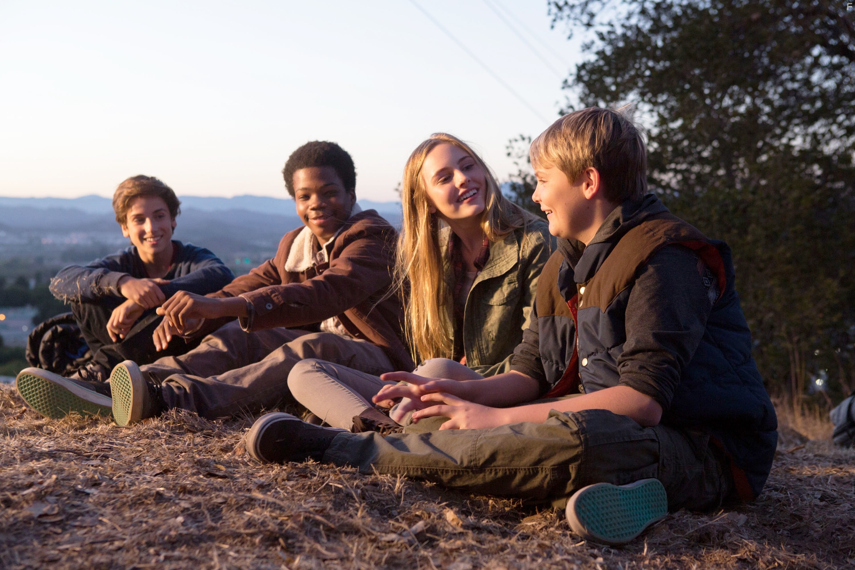 Reese Hartwig, Ella Wahlestedt, Astro, and Teo Halm in Внеземное эхо (2014)
