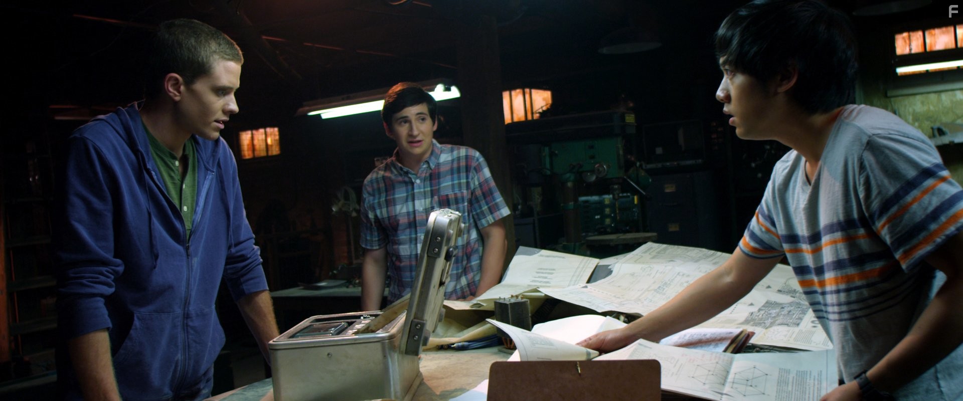 Sam Lerner, Allen Evangelista, and Jonny Weston in Континуум (2015)