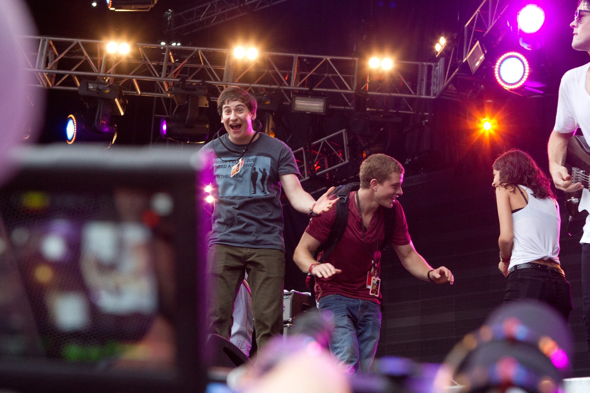 Sam Lerner, Sofia Black-D'Elia, and Jonny Weston in Континуум (2015)