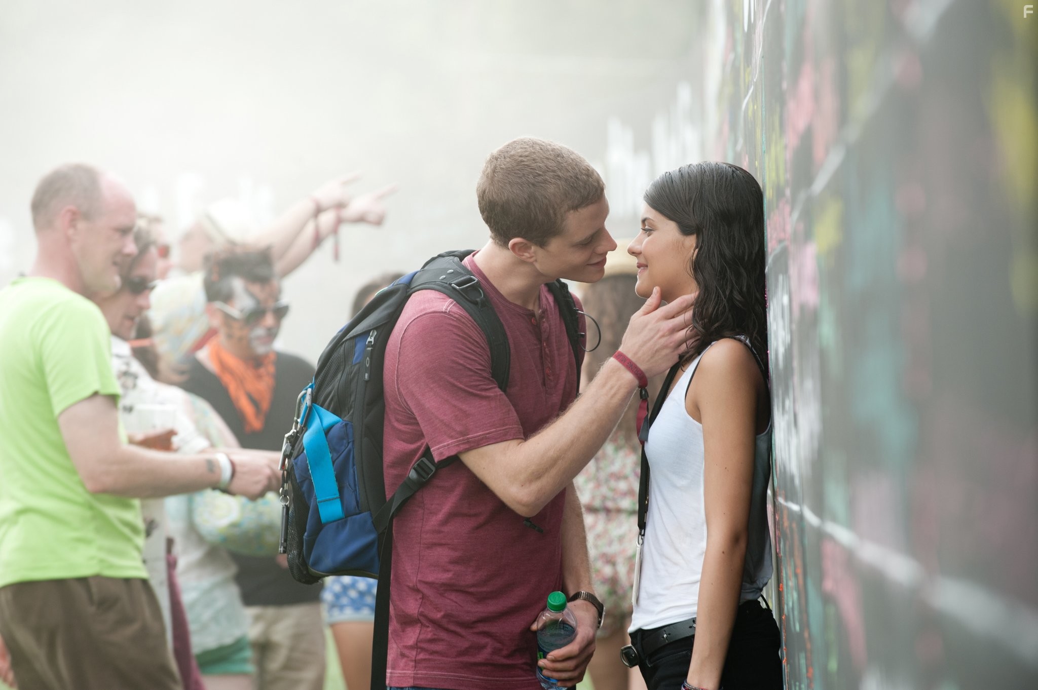 Sofia Black-D'Elia and Jonny Weston in Континуум (2015)