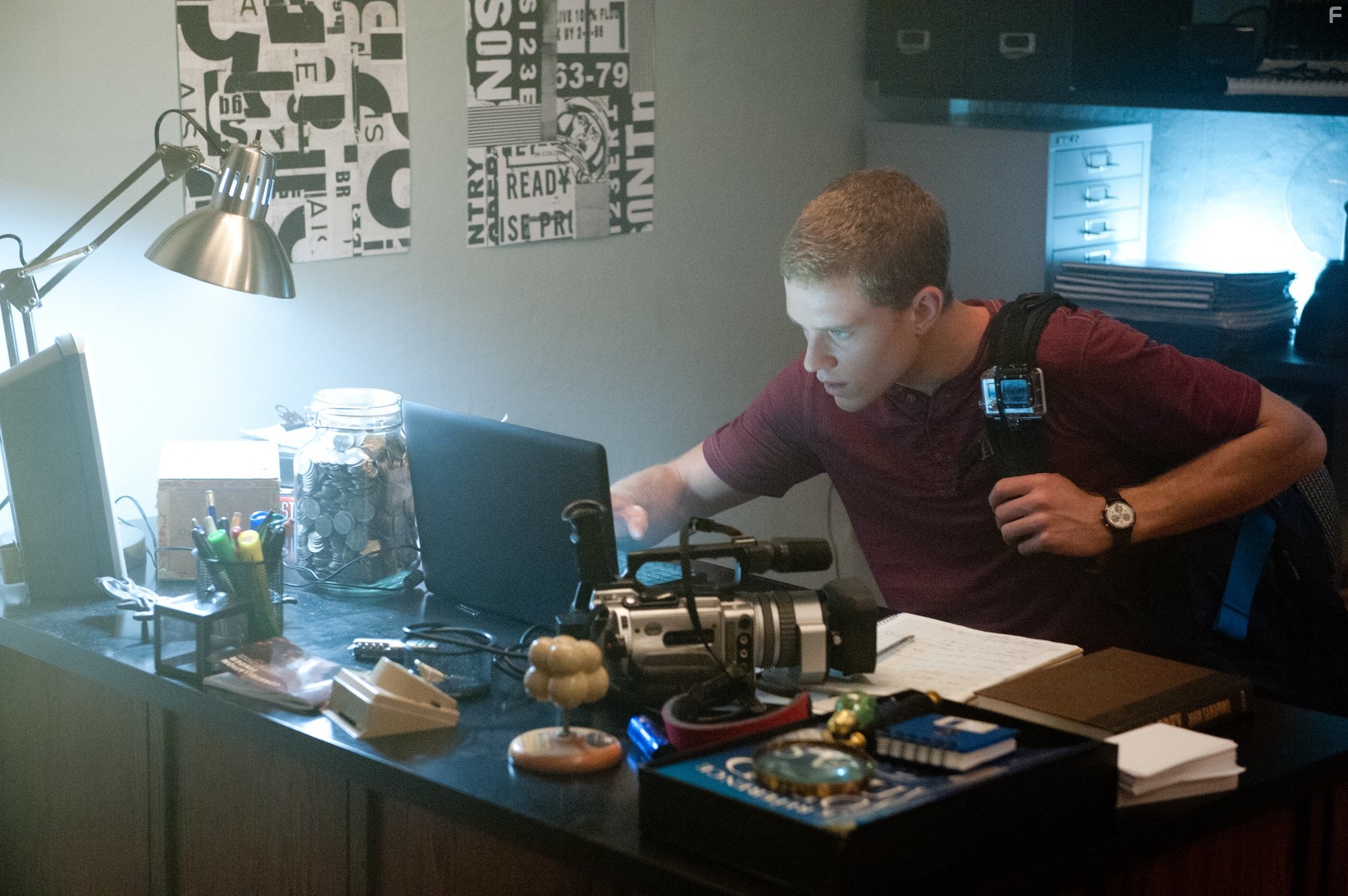 David Raskin and Jonny Weston in Континуум (2015)