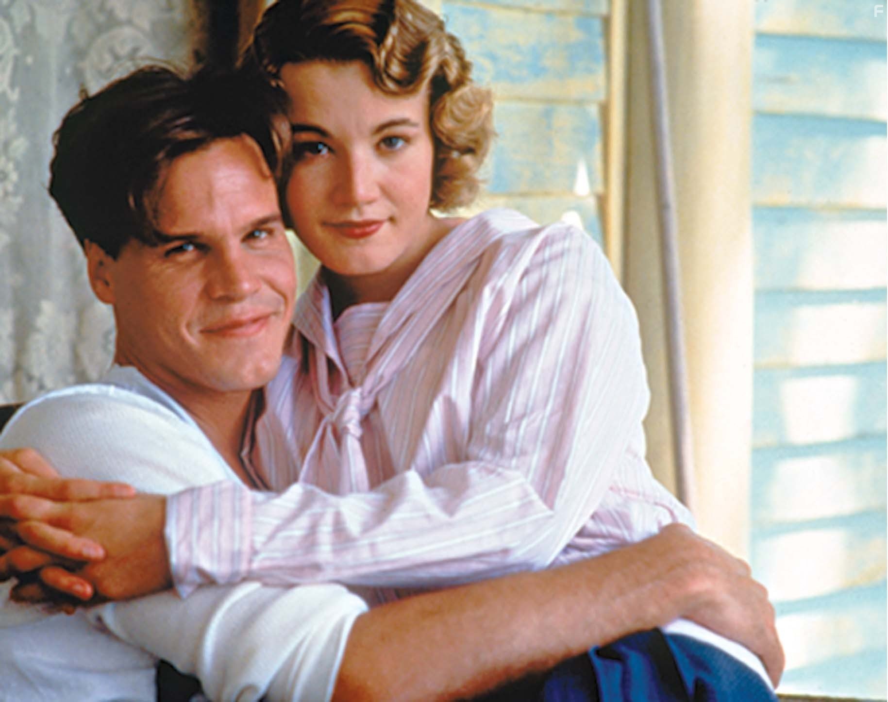 Emily Lloyd and Craig Sheffer in Там, где течет река (1992)