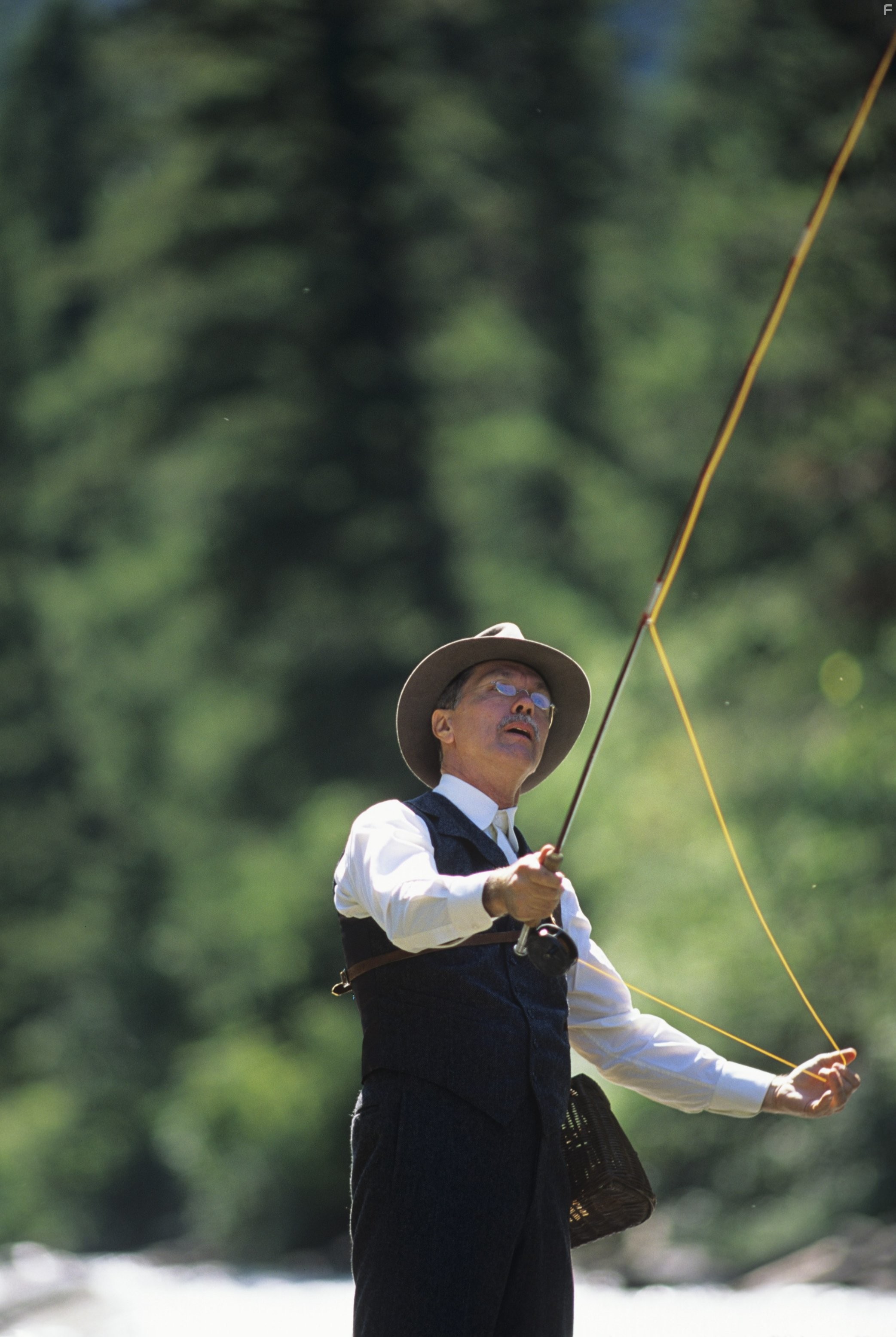 Tom Skerritt in Там, где течет река (1992)