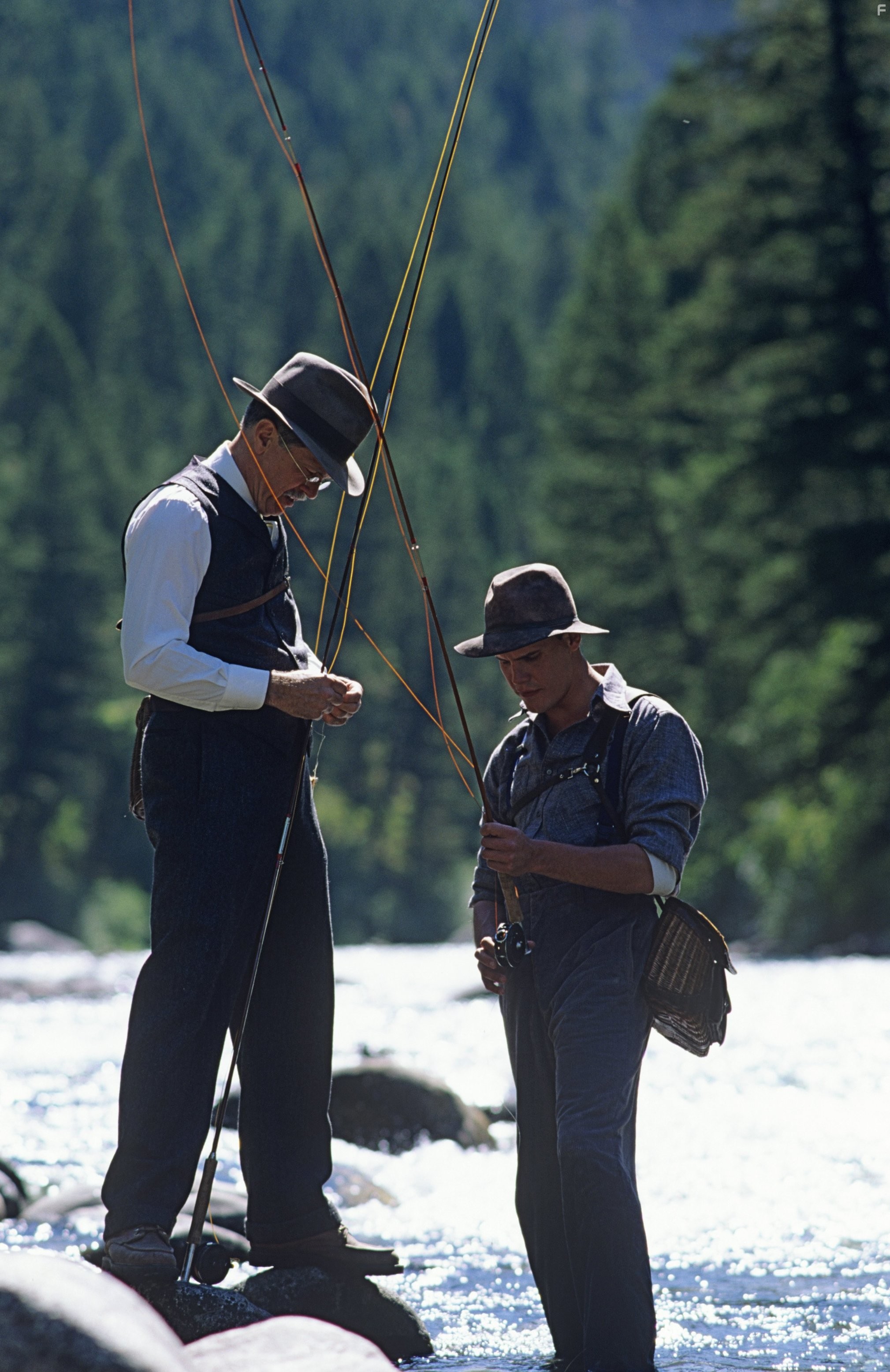 Tom Skerritt and Craig Sheffer in Там, где течет река (1992)