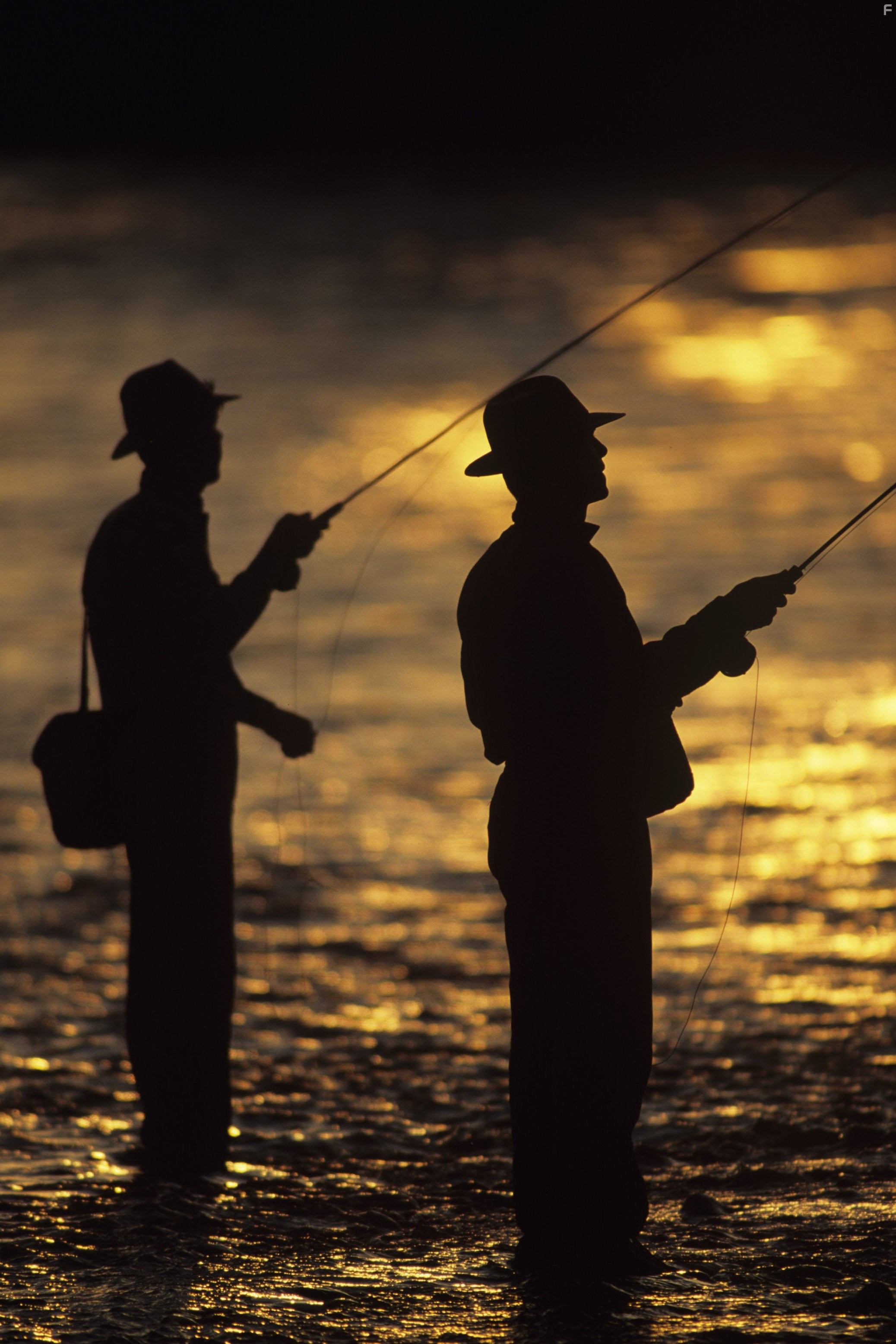 Tom Skerritt and Craig Sheffer in Там, где течет река (1992)