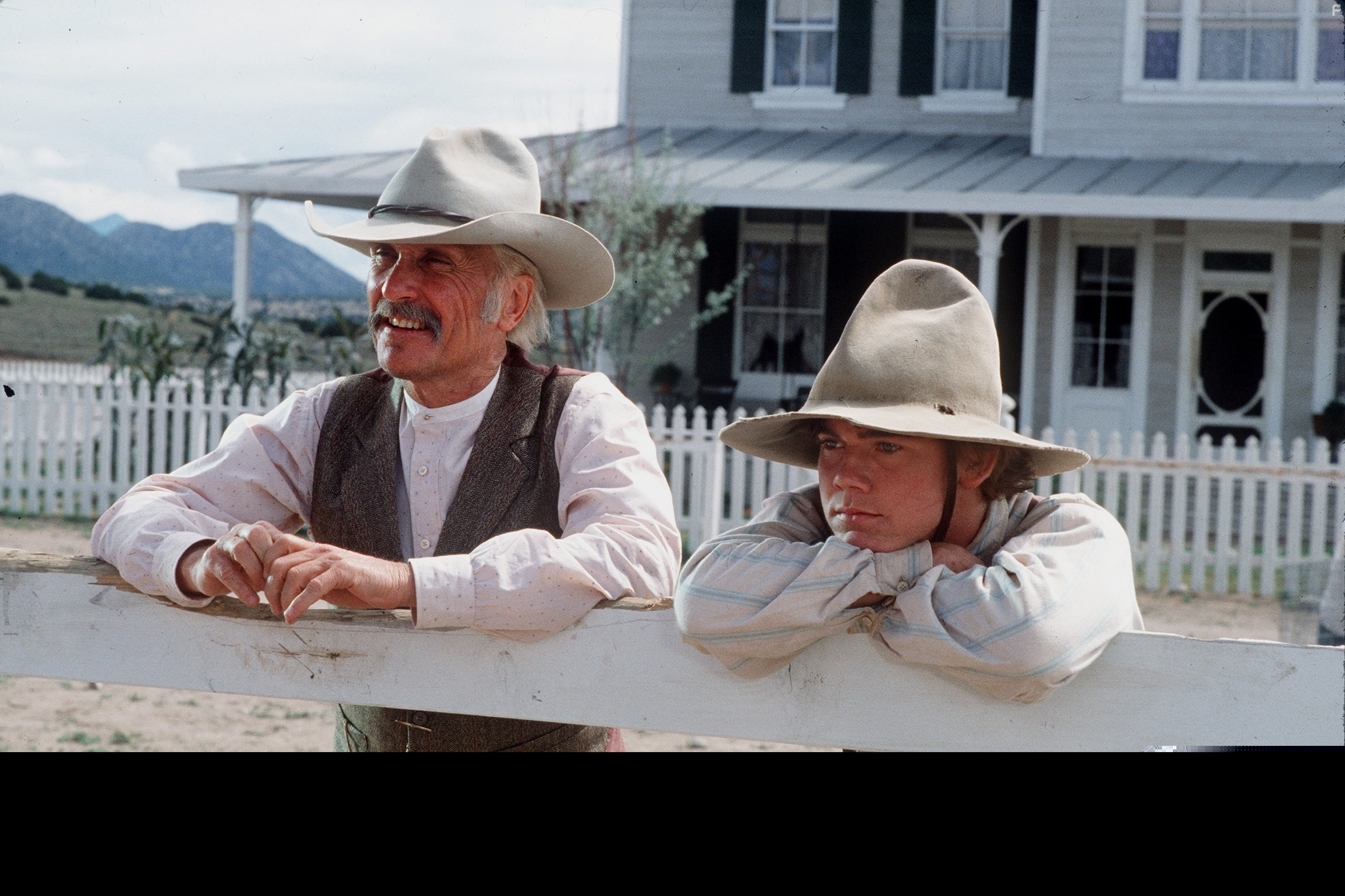 Robert Duvall and Ricky Schroder in Одинокий голубь (1989)