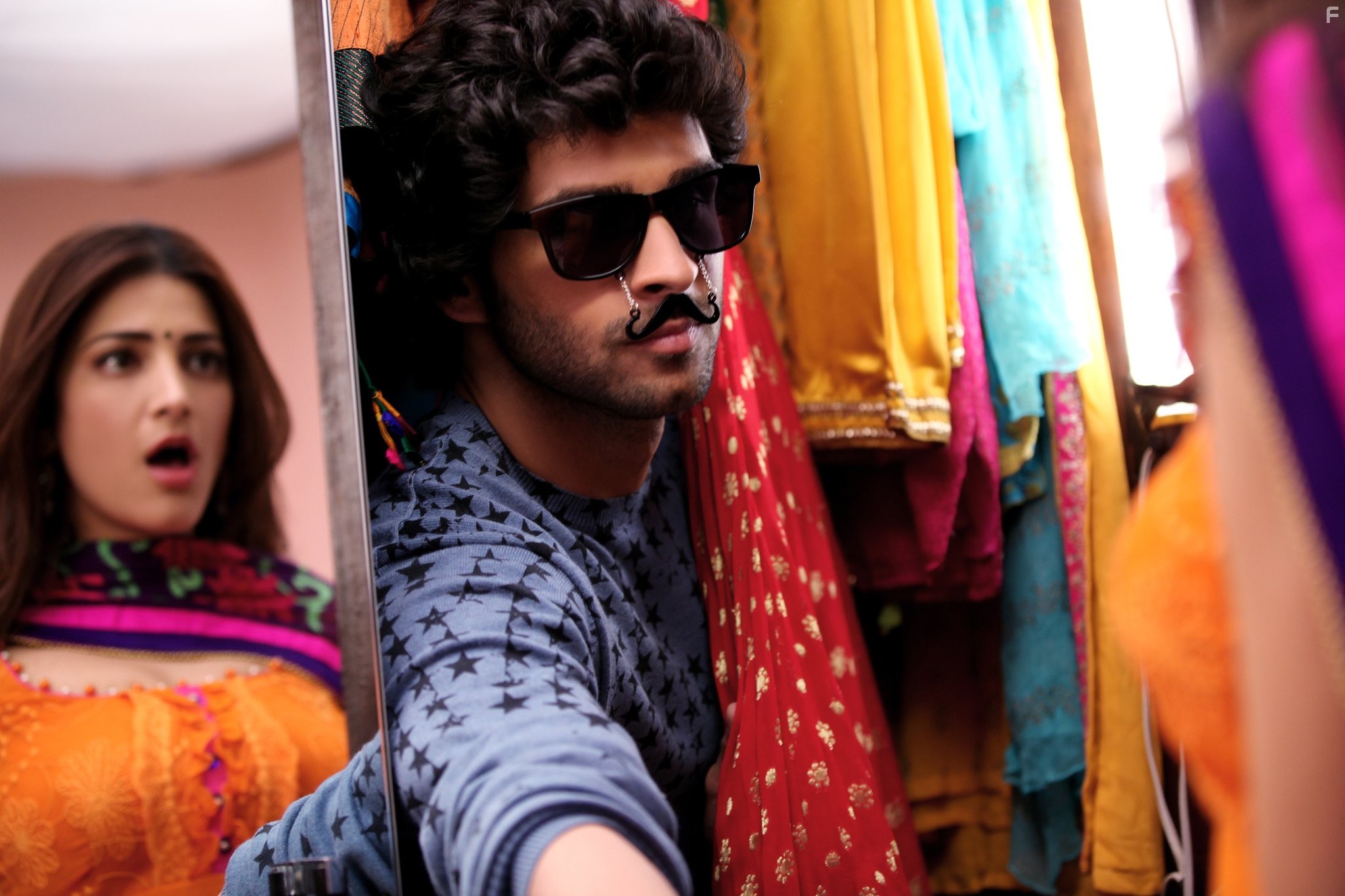 Shruti Haasan and Girish Taurani in Рамая, ты вернёшься (2013)