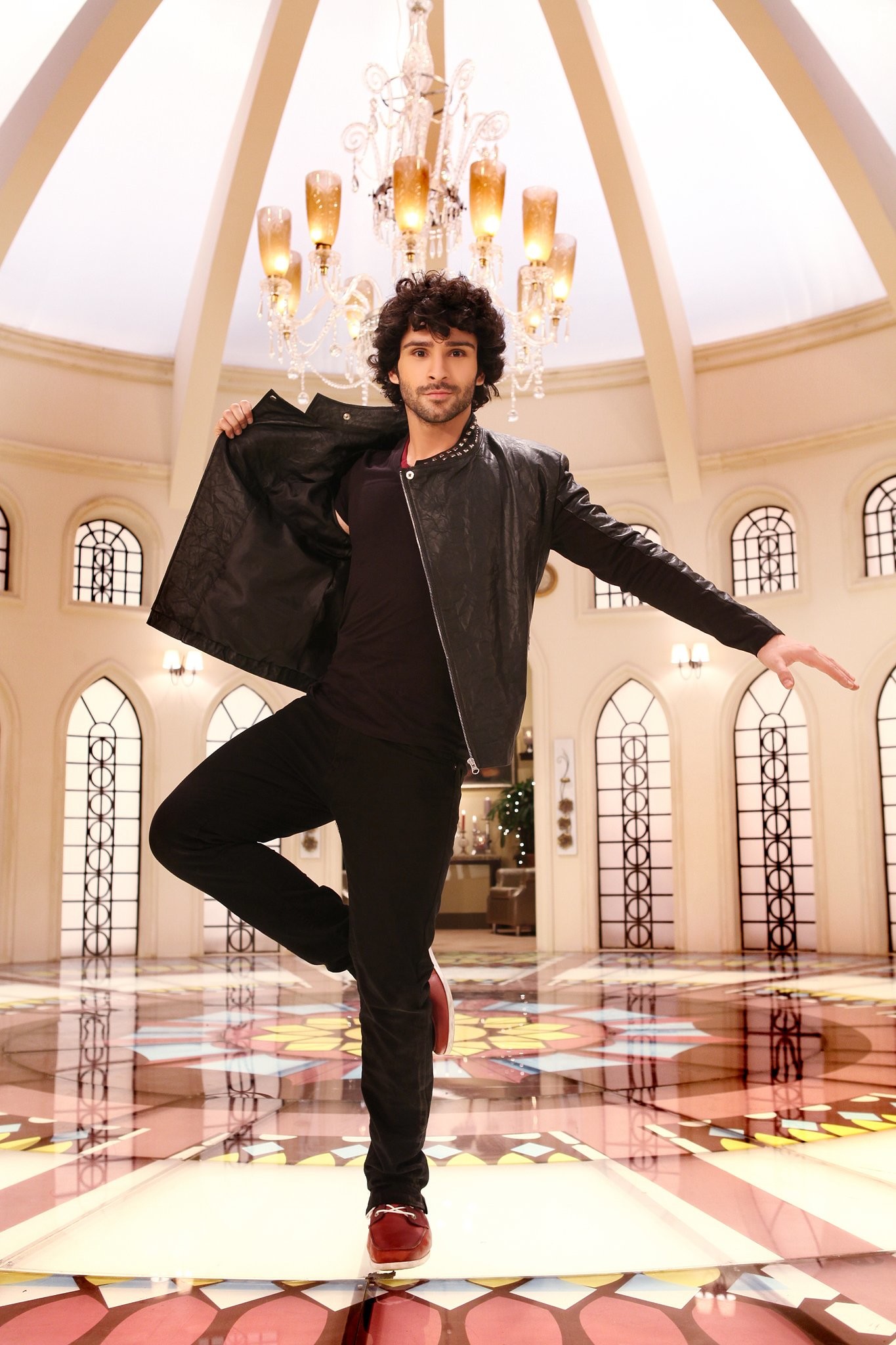 Girish Taurani in Рамая, ты вернёшься (2013)