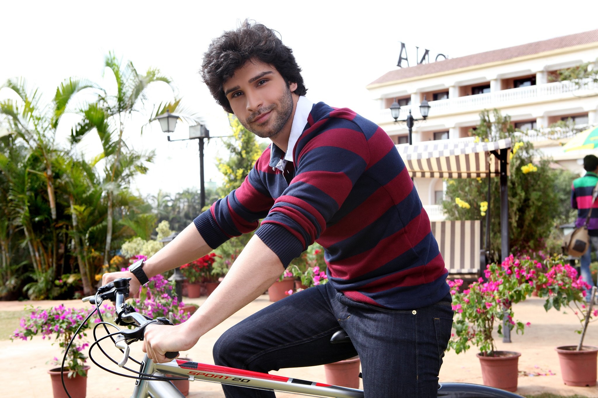 Girish Taurani in Рамая, ты вернёшься (2013)