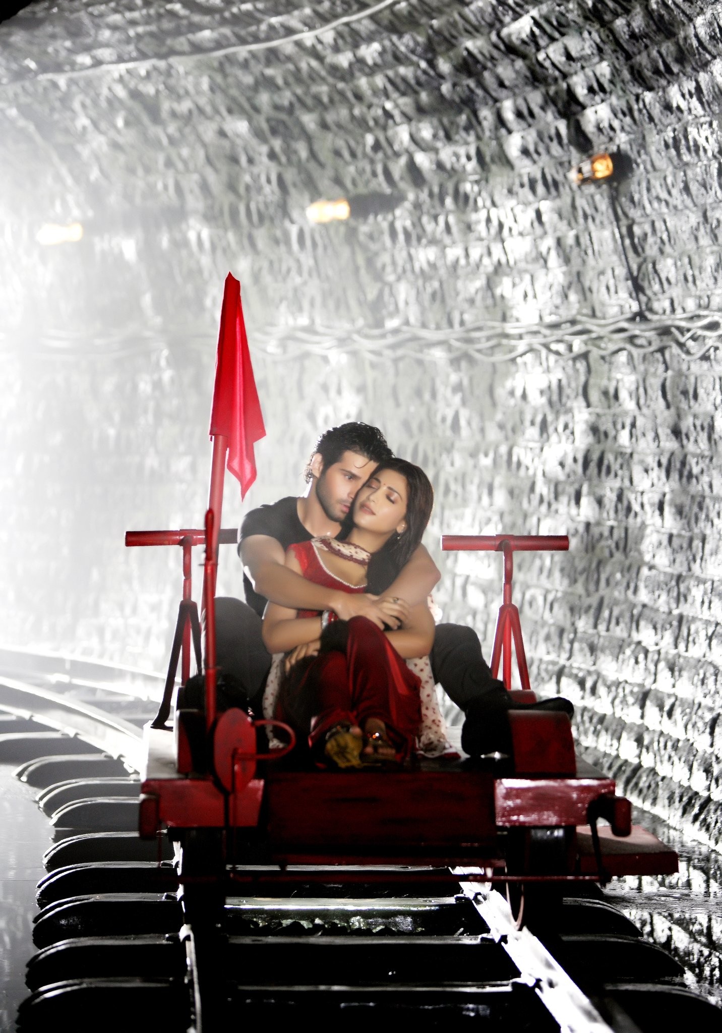Shruti Haasan and Girish Taurani in Рамая, ты вернёшься (2013)