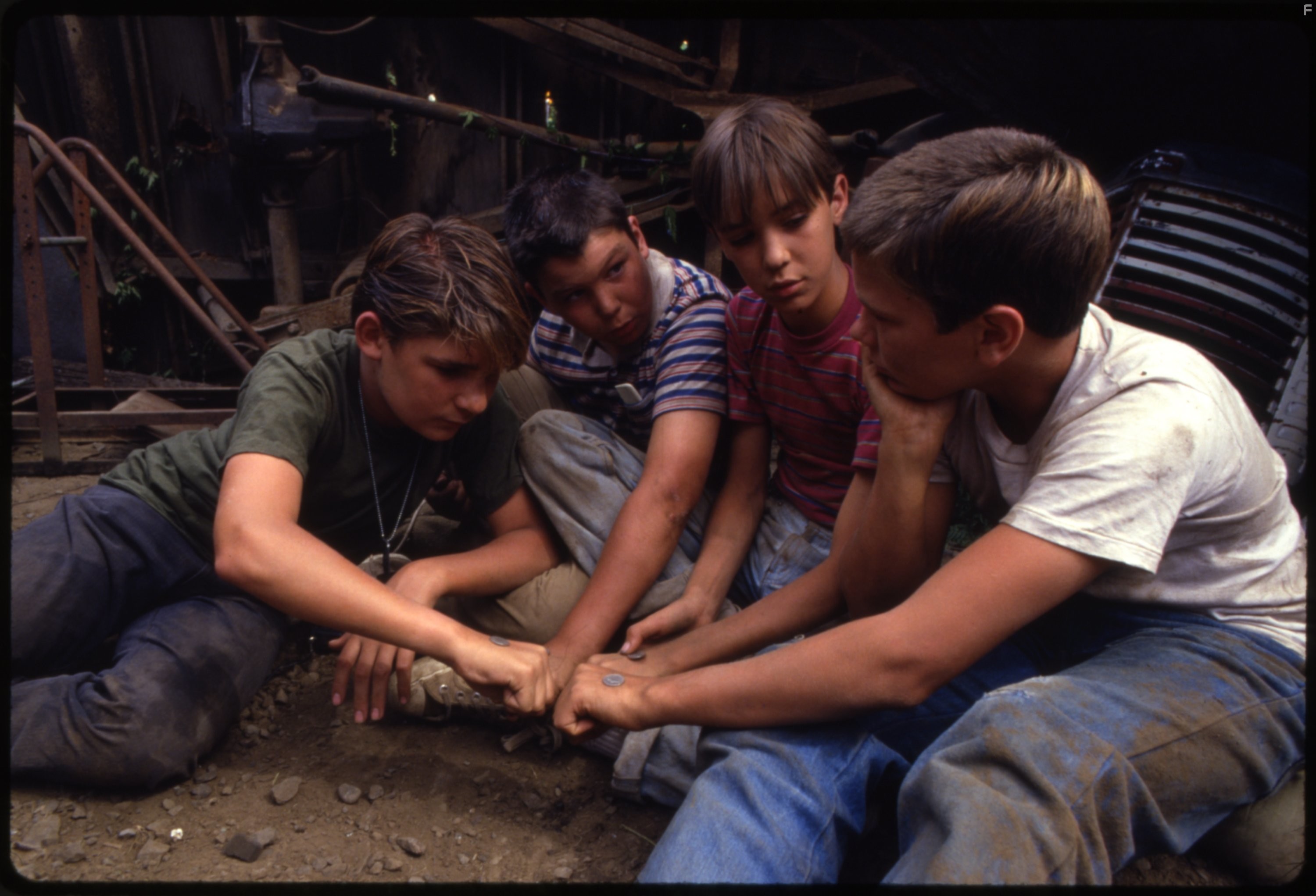 River Phoenix, Corey Feldman, Wil Wheaton, and Jerry O'Connell in Останься со мной (1986)