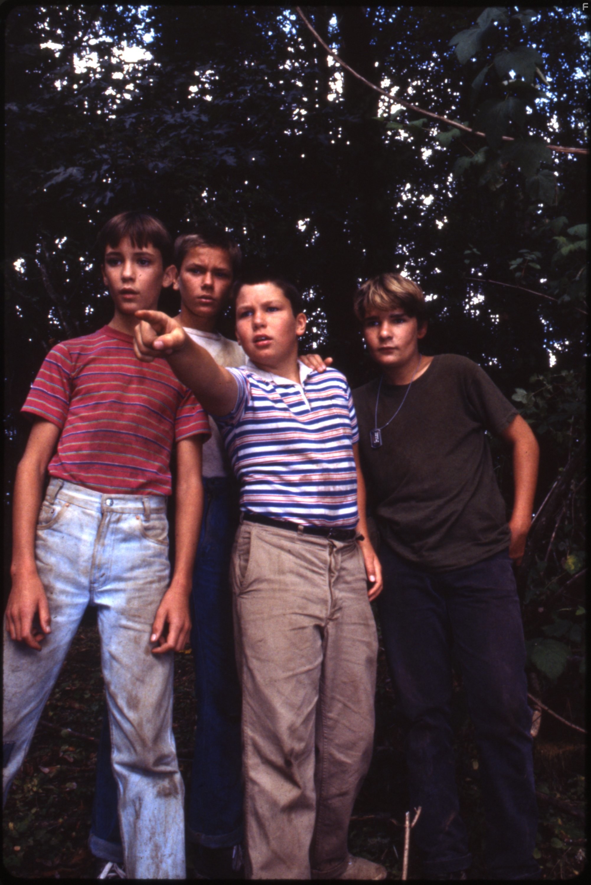 River Phoenix, Corey Feldman, Wil Wheaton, and Jerry O'Connell in Останься со мной (1986)