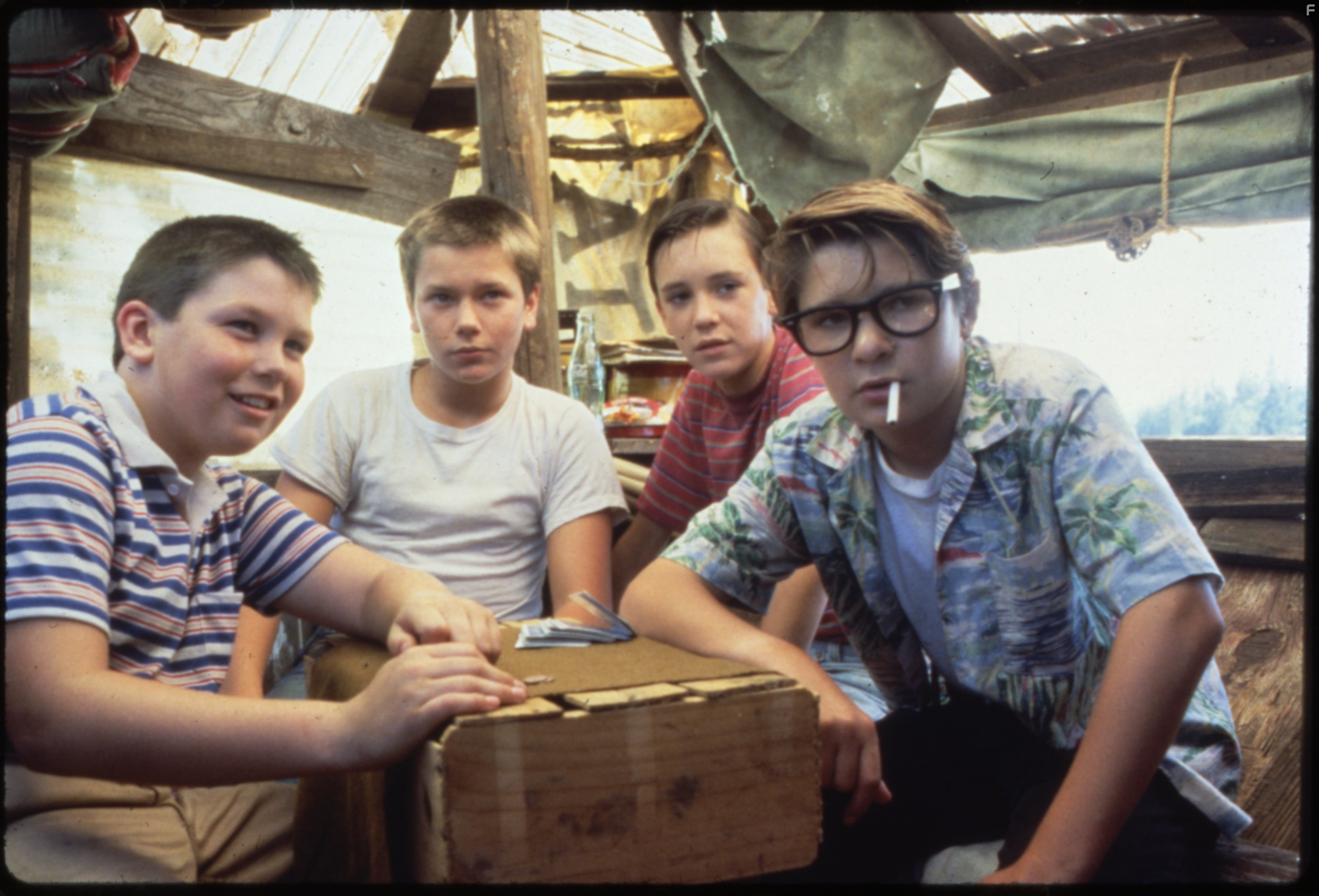River Phoenix, Corey Feldman, Wil Wheaton, and Jerry O'Connell in Останься со мной (1986)