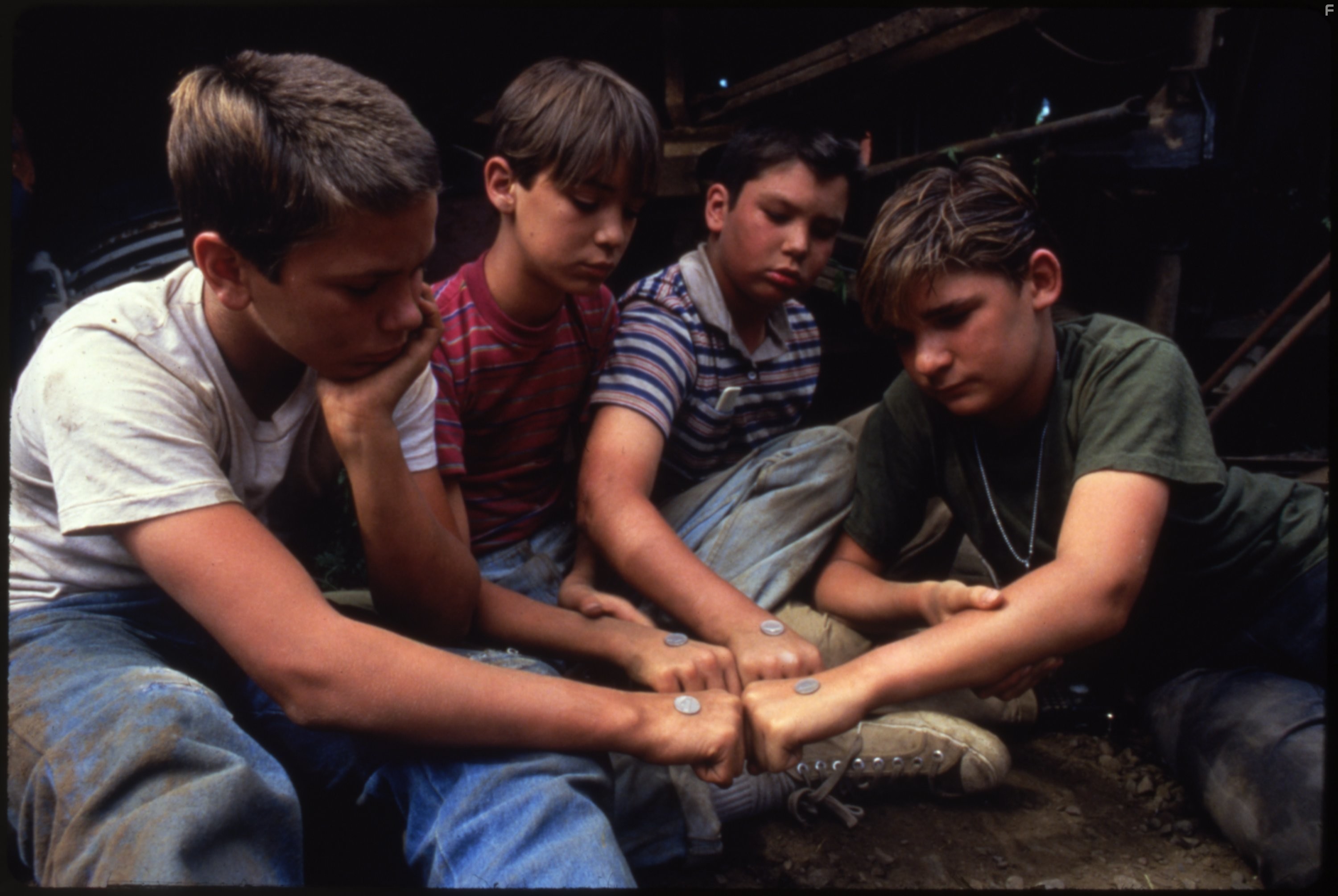 River Phoenix, Corey Feldman, Wil Wheaton, and Jerry O'Connell in Останься со мной (1986)
