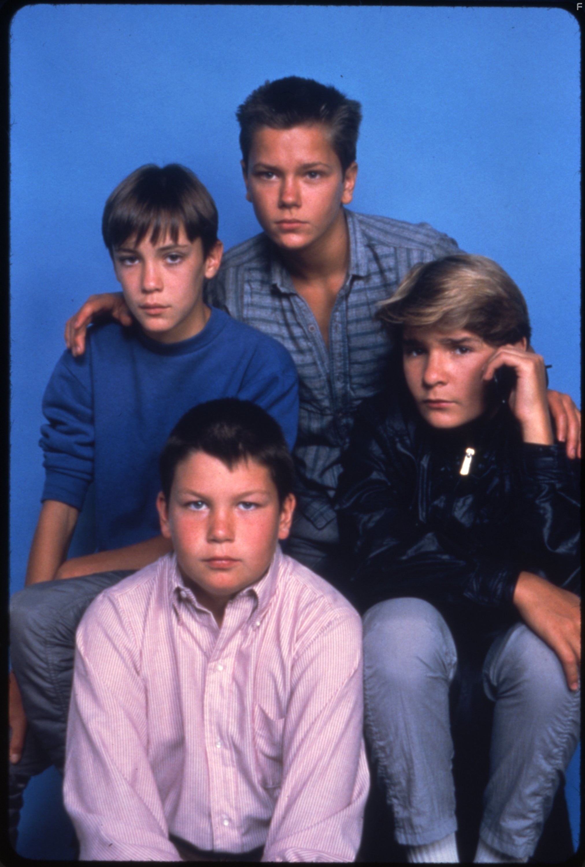 River Phoenix, Corey Feldman, Wil Wheaton, and Jerry O'Connell in Останься со мной (1986)