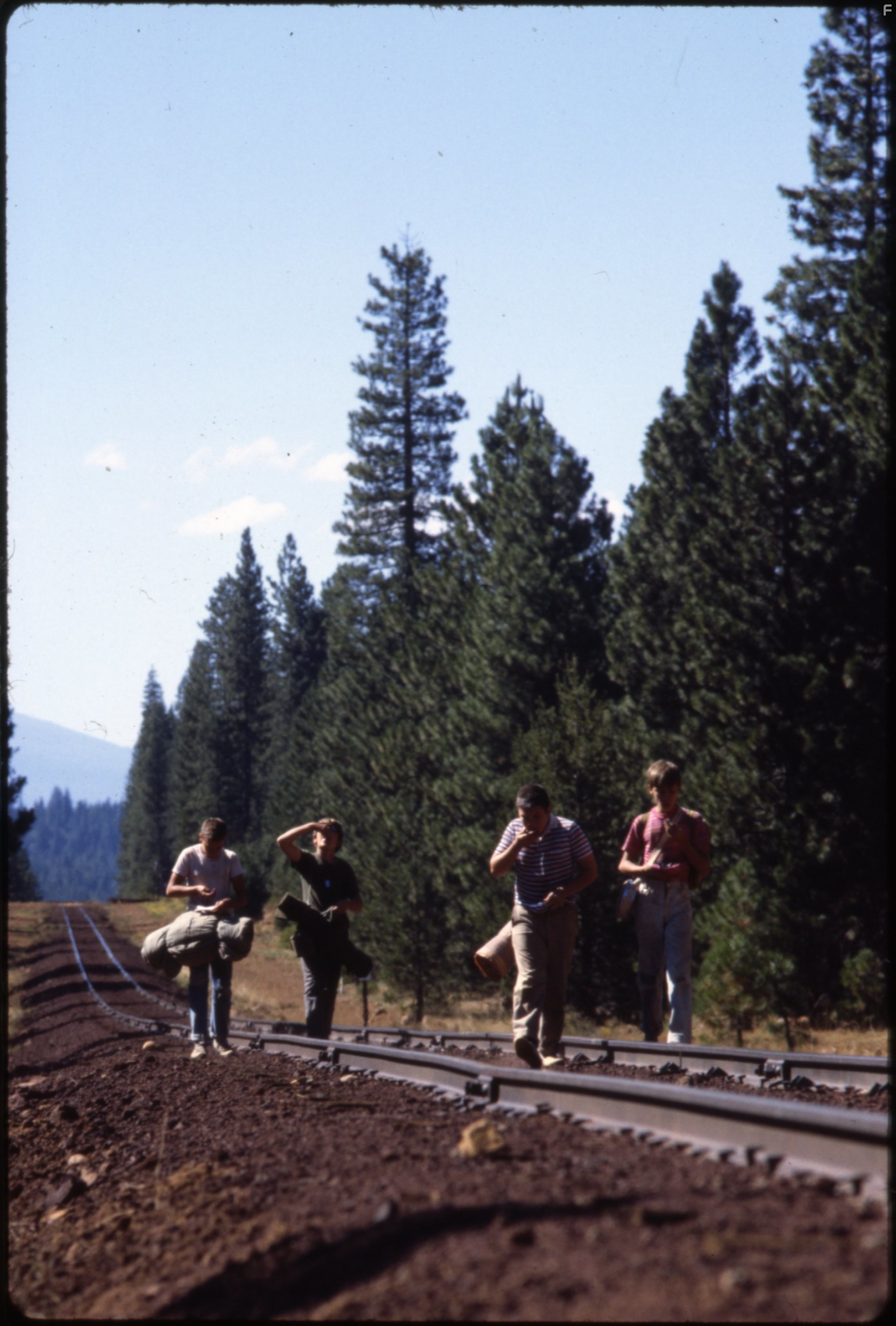 River Phoenix, Corey Feldman, Wil Wheaton, and Jerry O'Connell in Останься со мной (1986)